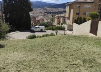 Alcoy intensifica las tareas de desbroce y mantenimiento en solares del centro y otros barrios de la ciudad