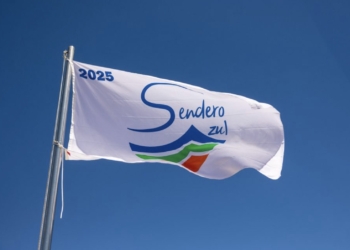 El galardón Sendero Azul 2025 ondea ya en la entrada de la Ruta al Faro de l’Albir