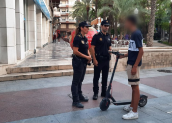 Primer paso para regular la conducción de patinetes eléctricos en Elche