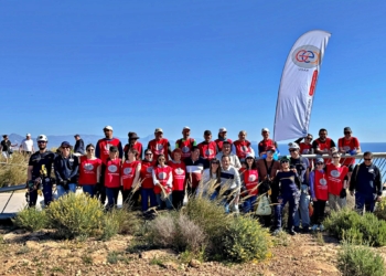 30 voluntarios recogen 25 kilos de basura en el entorno del mirador del faro en el Cabo de Santa Pola
