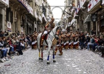 Alcoi recuerda la importancia de cumplir las licencias de venta de productos manipulados en Fiestas