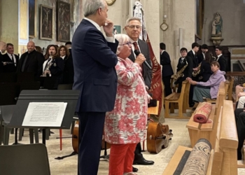 El alcalde de Utiel acompaña a la UMU en el concierto especial celebrado en Pertuis