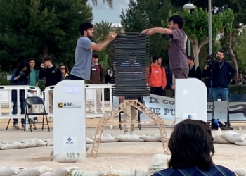 22 equipos participan en la XX edición del Concurso de Puentes de palillos de helado