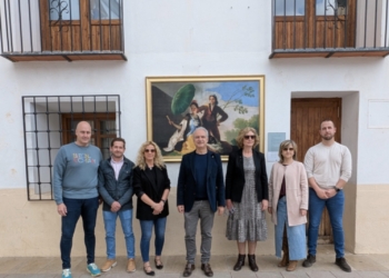 El Museo del Prado expone en la fachada del ayuntamiento de Utiel la obra «El quitasol » de Goya