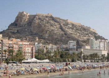 Alicante preadjudica los chiringuitos y tumbonas de todas las playas excepto San Juan