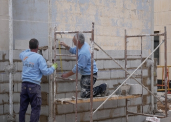 El Ayuntamiento inicia la construcción de aseos nuevos y un almacén en el Cementerio Municipal