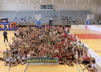 Más de 500 jóvenes participan en la clausura de Pilota a l’Escola en Alcoy