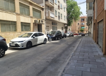 Elda finaliza las obras de remodelación de las aceras de la calle Plutón