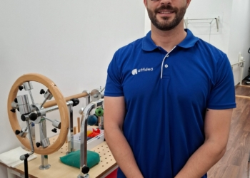 Aumentan las molestias de espalda en niños y adolescentes por el uso del móvil, mochilas sobrecargadas y la falta de ejercicio físico