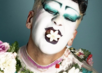 Vendedor de día, performer de noche