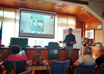 Antonio Ballesta firma la donación de parte de su obra pictórica a la UNED de Torrevieja