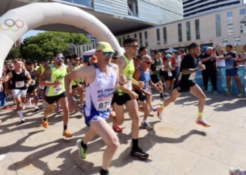 Cerca de 1.200 personas apoyan la primera carrera popular solidaria por la ELA de los Bomberos de Benidorm