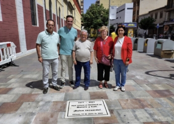 Villena rinde homenaje al quiosco de Manolo y Cati con una placa conmemorativa