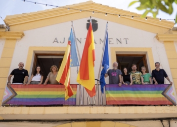 l’Alfàs del Pi se suma a la celebración del Orgullo con la colocación de la bandera LGTBIQ+