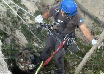 Alcoy realiza una actuación de choque para eliminar basura bajo los puentes