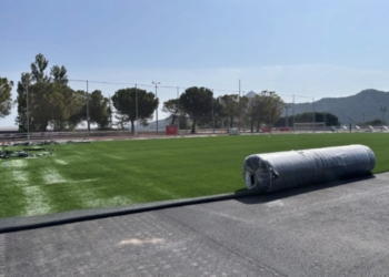 El campo Manuel Moreno Cabanes cambia su césped artificial