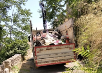 El plan de choque para retirar basura de zonas de difícil acceso actúa en la calle Fraga