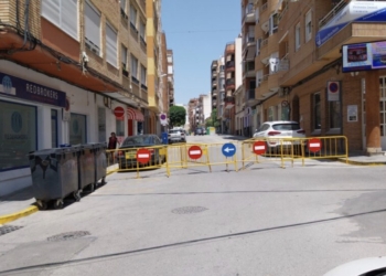 Corte de tráfico en un tramo de la calle Escultor Navarro Santafé por hundimiento del firme