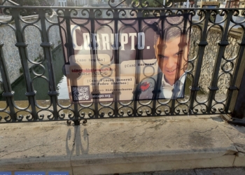 El alcalde de Orihuela ordena la retirada inmediata de unos carteles ofensivos que han sido colocados en varios puntos del municipio