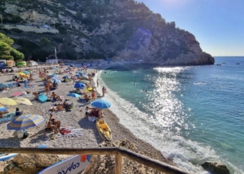 Xàbia empieza a instalar las boyas de balizamiento y arranca el control de aparcamiento en las calas de la Granadella y el Portitxol