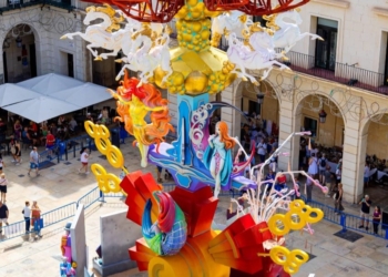 Vive las Hogueras de Alicante en À Punt: consulta la programación especial