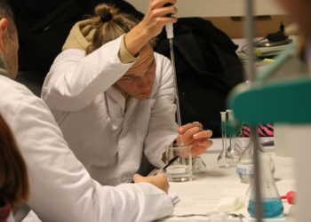 En la UMH el futuro no se genera con IA sino con su estudiantado