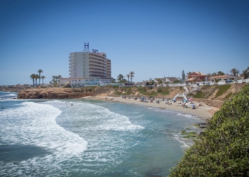 Cierre preventivo de la playa Cala Cerrada en Orihuela Costa