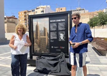 Cultura inaugura la primera exposición al aire libre con paneles en Crevillent