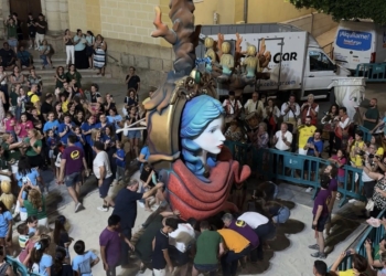 Los Monumentos Oficiales de las Hogueras de San Vicente del Raspeig presiden la emblemática plaza de España