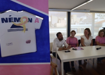 La isla, el mar y el color blanco protagonizan la nueva camiseta solidaria de Anémona contra el cáncer de mama