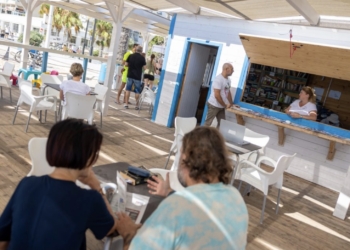 La Biblioplaya de l’Albir recibe un millar de usuarios en su primer mes de funcionamiento