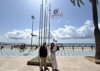 La bandera Q de Calidad Turística ya ondea en la playa del Postiguet