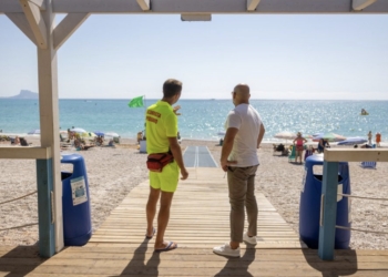Los servicios de vigilancia y socorrismo de la playa Racó de l’Albir a pleno rendimiento