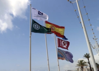 Las banderas ‘Q’ de Calidad, ‘S’ de Sostenibilidad Turística y ‘Safe Tourism’ del ICTES ya ondean en las playas de Benidorm