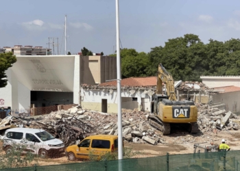 Comienzan las obras de rehabilitacion del edificio de la Fábrica de Hielo con el derribo del Grupo de Empresas