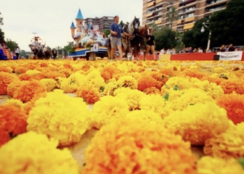 La Batalla de Flores y el castillo de fuegos artificiales Mar d’Estiu pondrán fin este domingo a la Gran Feria de València 2025