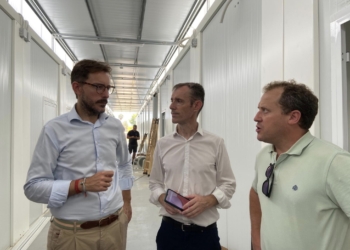 Educación supervisa la instalación de aulas prefabricadas en centros de Alfafar