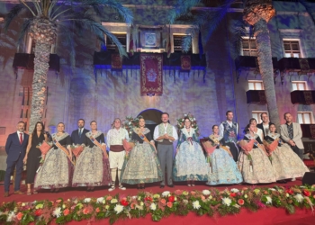La proclamación de las Reinas y Damas 2025 llena la Plaza de Baix y abre el camino a las fiestas patronales
