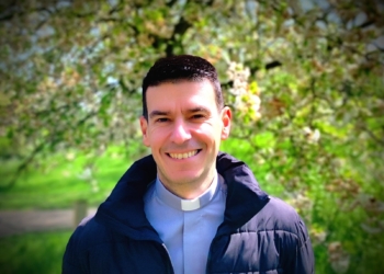 «La forma del templo evoca un barco, un espacio de encuentro y de viaje»