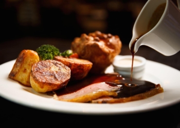 El Sunday roast más británico triunfa en Benidorm pese al calor del verano