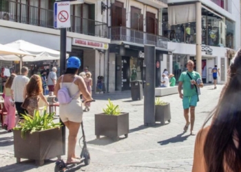 Benidorm refuerza la señalización y el control sobre el uso de patinetes en zonas peatonales