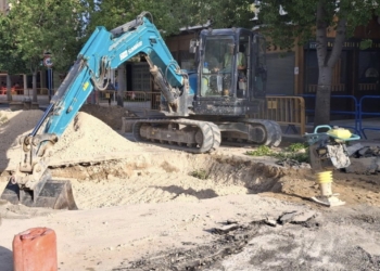Aguas agiliza las obras en la avenida de Bruselas tras reparar la tubería averiada