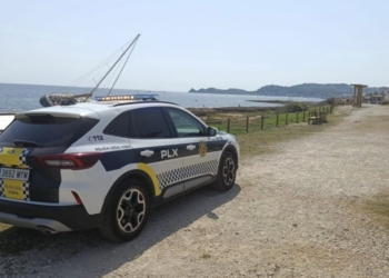 Xàbia ordena la descontaminación preventiva del velero encallado para proteger el litoral