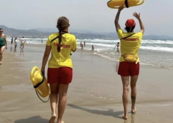 Salvamento realiza en julio 2.400 asistencias y 50 rescates en las playas de Alicante