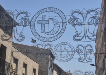 Villena instala los nuevos arcos de luces para las próximas fiestas de Moros y Cristianos