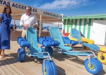 Benidorm incorpora tres sillas anfibias infantiles para los puntos de playas accesibles