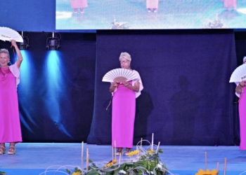 Carla Martínez García, elegida Reina de la Tercera Edad 2025 la noche en la que ganó la diversidad