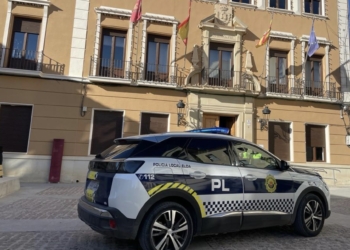 La Policía Local de Elda sanciona a un hombre que vendía cachorros de perro en la vía pública