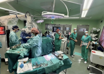 El Hospital Doctor Balmis estrena un nuevo modelo de microscopio quirúrgico de alta precisión para cirugía craneal