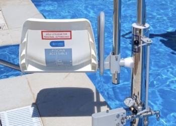 Utiel mejora la accesibilidad de la piscina del polideportivo con la instalación de una silla elevadora